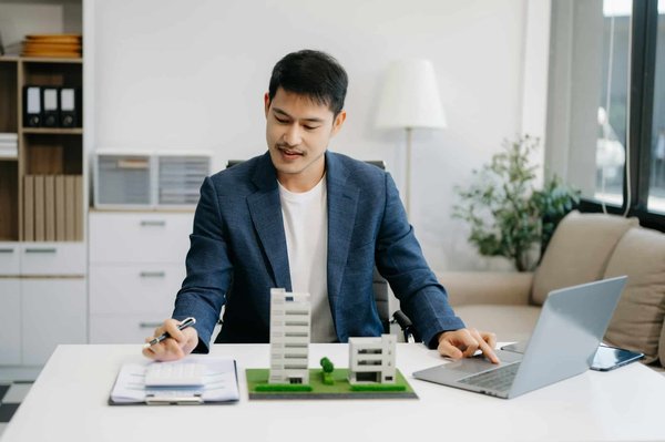 Décryptage: les avis sur Yann Darwin en lumière